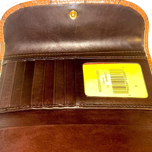 Gorgeous Dooney & Bourke Wallet - Picture 4 of 8